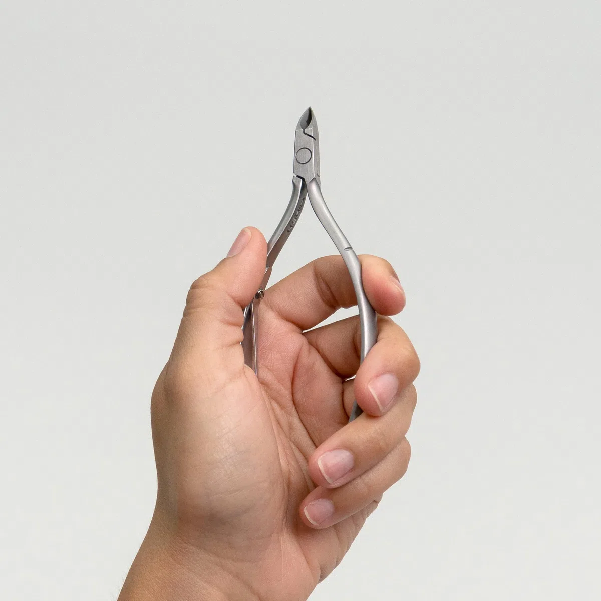Nghia Pince à cuticules D-01 Jaw16 (D01 16) Acier inoxydable Mâchoire 16 Style Classique