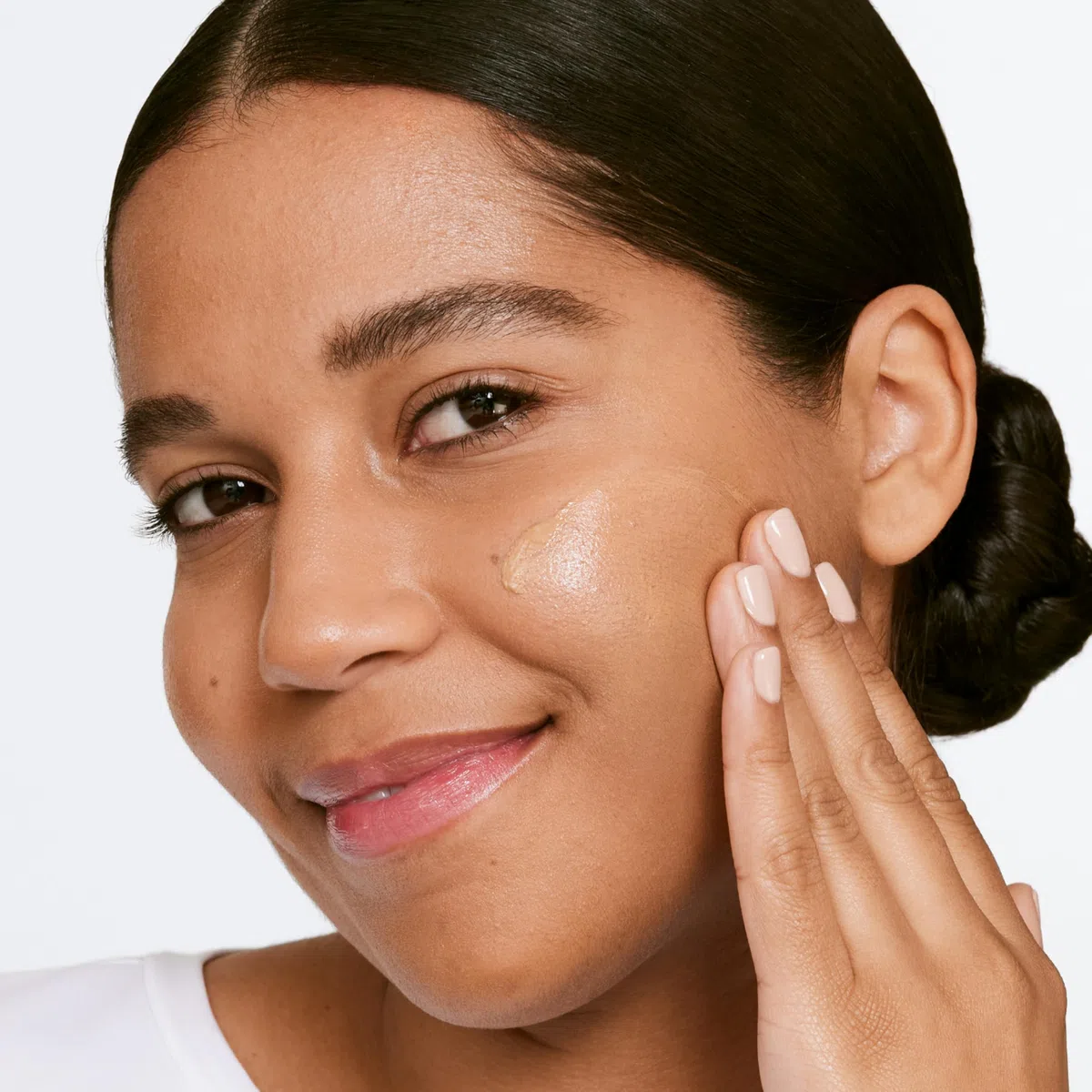 Clinique Moisture Surge Soin Hydratant Voile Teinté SPF 25 | Fluide Teinté Hydratant Large spectre SPF 25 | Couvrance légère, Fini naturel, sans corps gras 40 ml